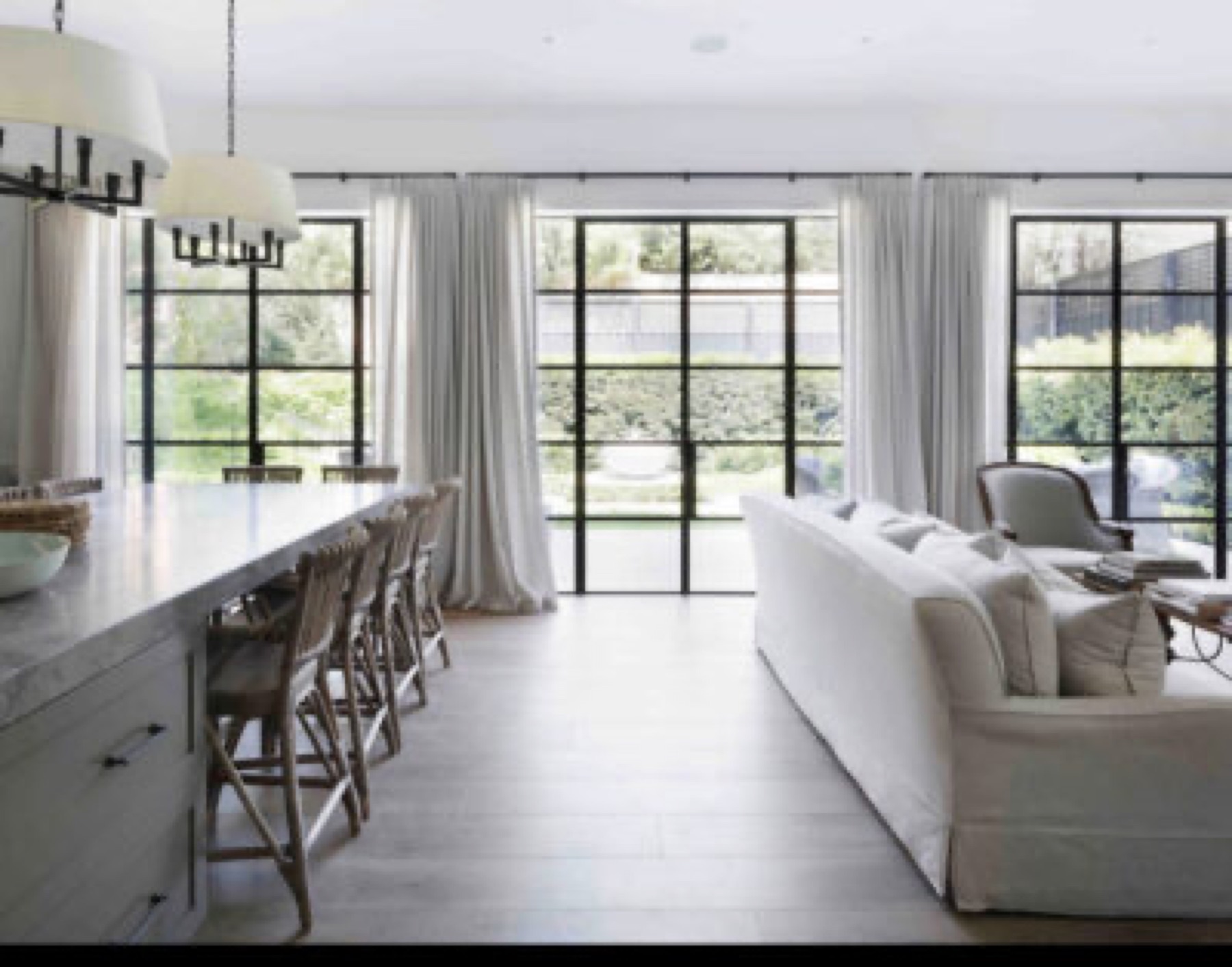 Luxury Family Home with Designer Garden and Pool — main view